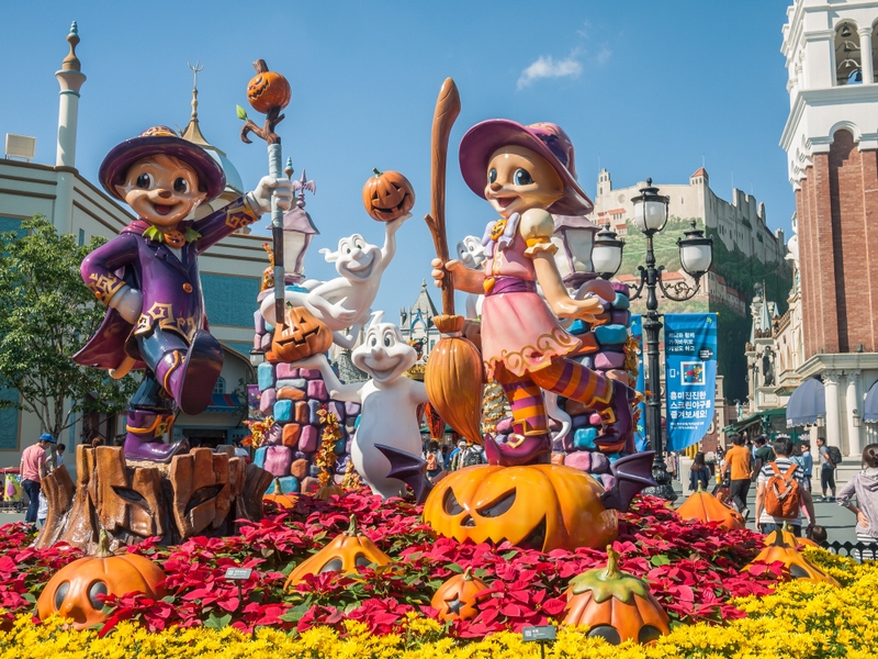 An Everland Halloween Theme Parks, Roller Coasters, & Donkeys