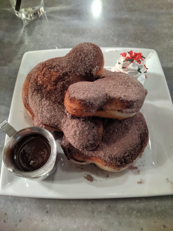 1032365409_MickeyBeignets.thumb.jpg.dafef0f2fb8e2aee85e746b5f85bb2ad.jpg