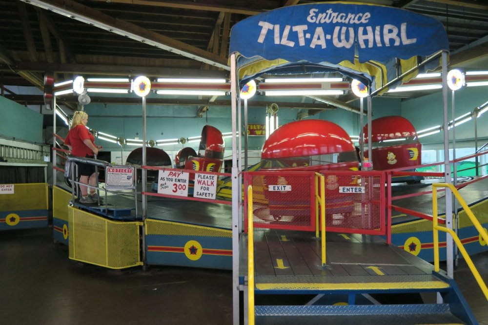 1089978819_Tilt-a-Whirl(Front).thumb.JPG.d03092ae5ce49ecc3e88ea4eaca7c7db.JPG