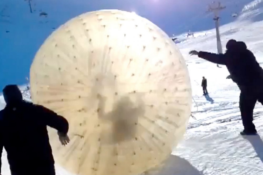 1095165238_RussianmandieswhileZorbing2.thumb.jpg.a5f7a0fc3687b70d916963160b9fd9a6.jpg
