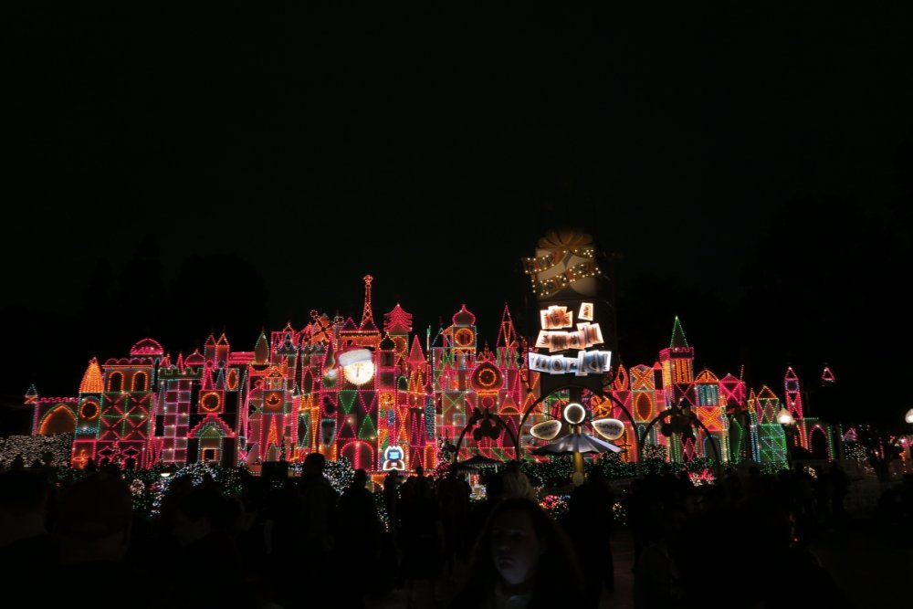 1107430936_ItsaSmallWorldHolidayExterior5.thumb.JPG.6ee707a5a9b71ea1fb753f3c95bfffb8.JPG