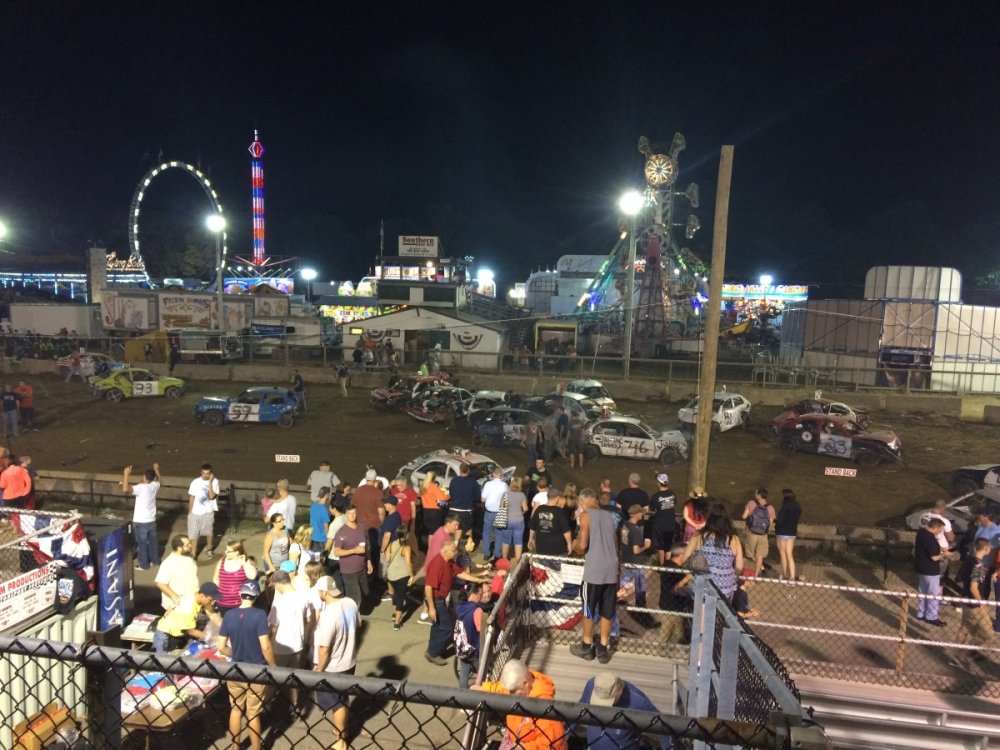1118730834_DemolitionDerbyAftermath.thumb.JPG.3c420278c64135602fb1c6ce4c6e4766.JPG