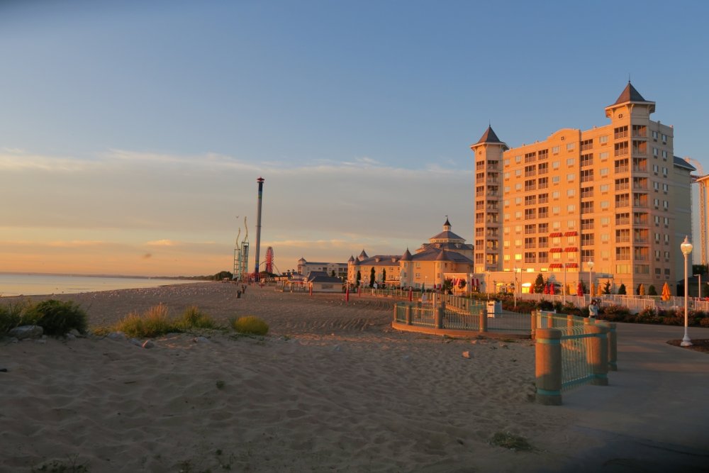 1122038696_HotelBreakers(Sunrise).thumb.JPG.23cd14d3c62a6f06bc15c39b6681a362.JPG
