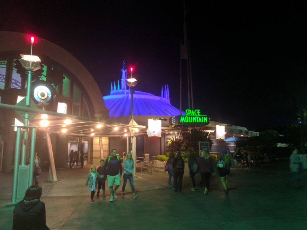 1205384575_SpaceMountain(Night).thumb.jpg.8f6f1afe035e1e4f64e379aa2a851dc1.jpg