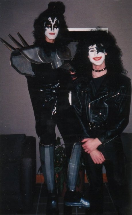 1241995914_ScottandMichaelasKISS_HalloweenParty.thumb.jpg.3f4a346e96aa63ad87c5521633dd8095.jpg