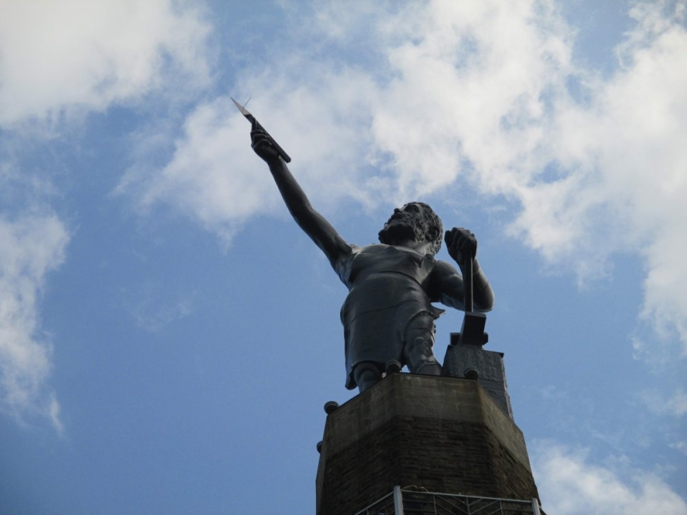 1270316842_CastIronStatue.thumb.jpg.e5225e07e53835dfd204fb1cd5275ddb.jpg