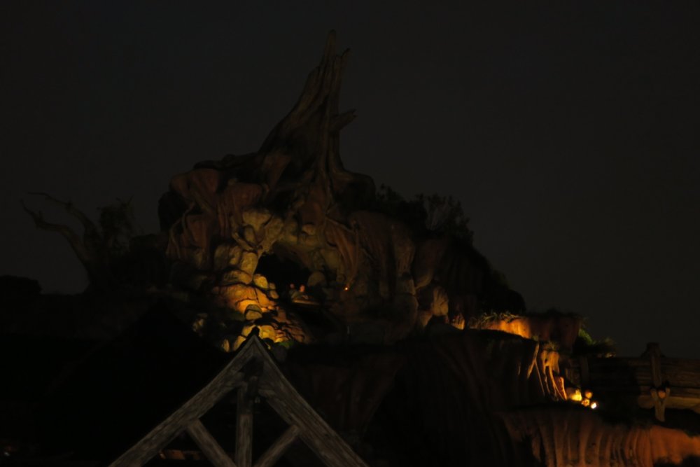 1305403380_SplashMountain(Night).thumb.JPG.fdc3ee0d72f2a4f368ad4b06a29f2797.JPG