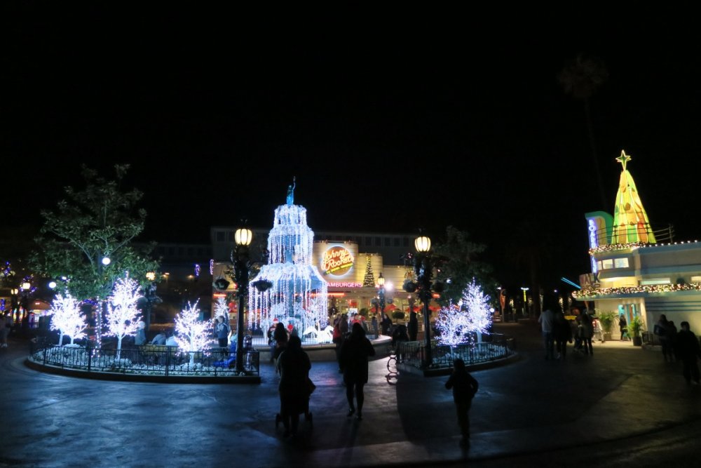 1373018760_ChristmasFountain.thumb.jpg.764f8fbdf1d499e803e2d91376189789.jpg