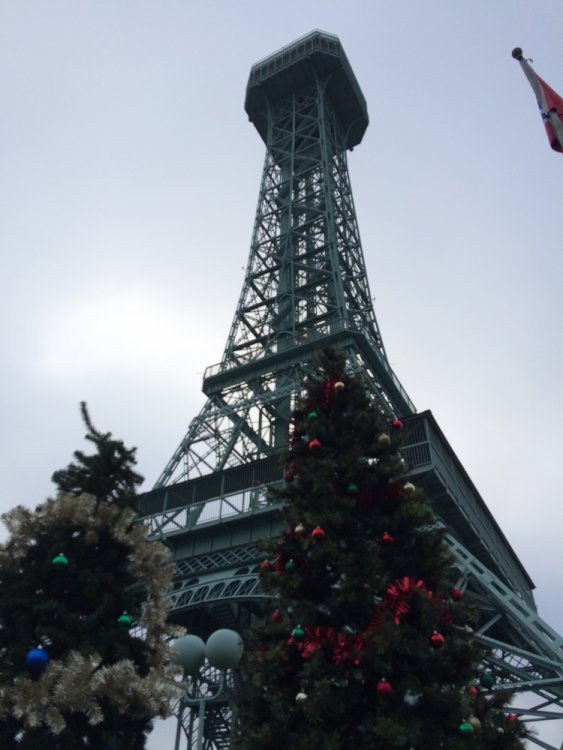 1434070381_EiffelTowerwithChristmasTree.thumb.JPG.85c2c386361e68bda6fae2eb16ef7490.JPG