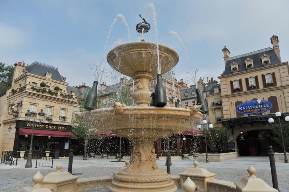 1478413940_Ratatouille-the-adventure-totalement-toque-de-remy-disneyland-paris-walt-disney-studios-place-de-remy-plaza.thumb.png.112547b13f28cbe726b0a48a61fe9bd0.png