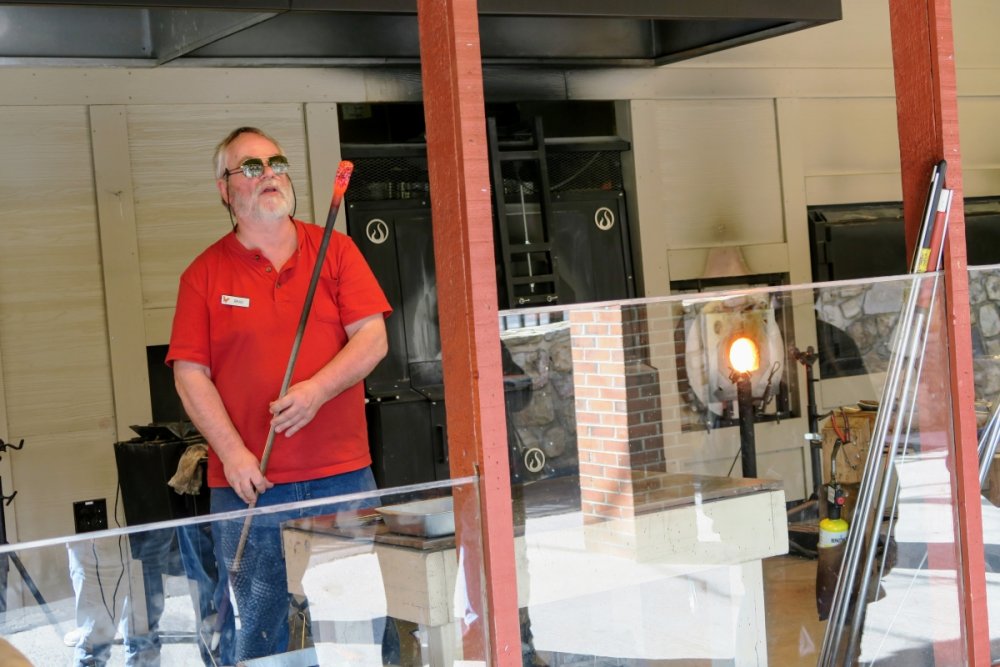 1512068578_GlassBlowing2.thumb.jpg.a9730cc60a3fb9531efd3bd5dd335e5f.jpg