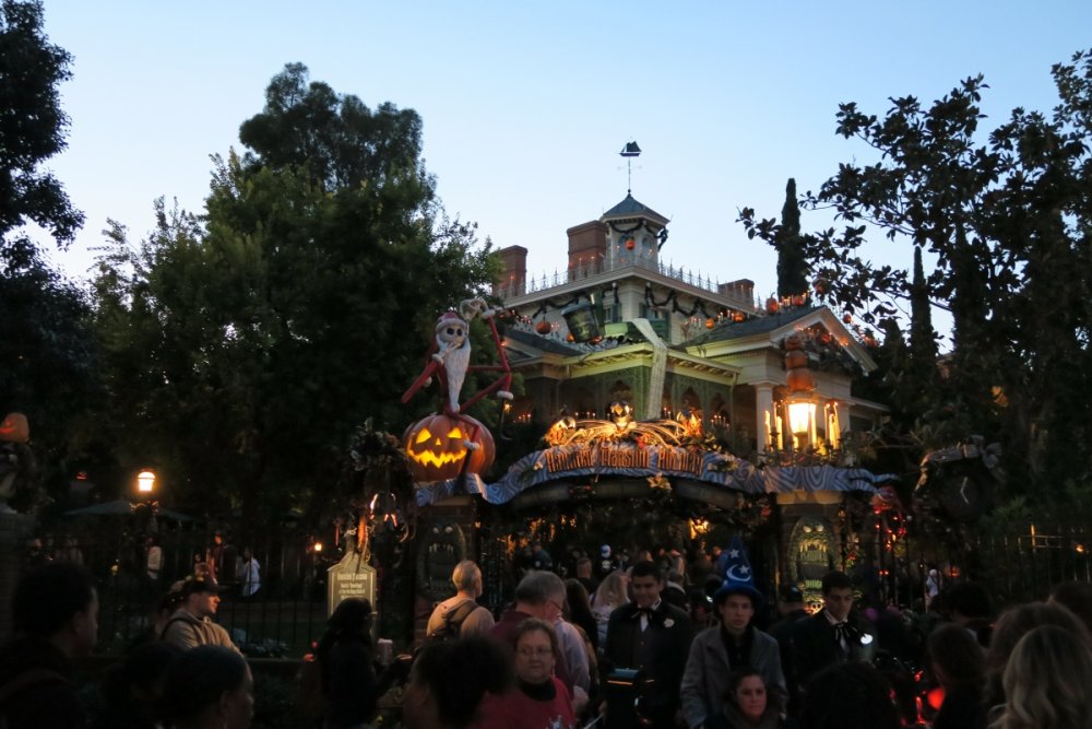 1529884867_HauntedMansionHolidayEntrance.thumb.jpg.beacf1343eea3fa44717ecd02e0e3714.jpg