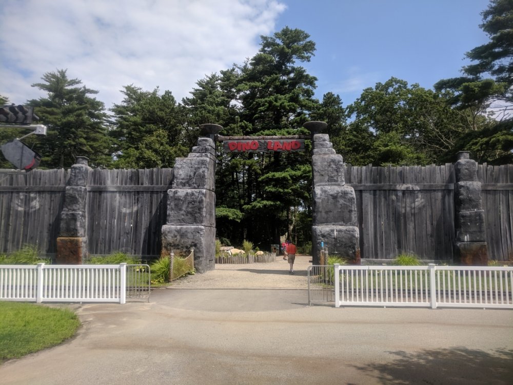 1610022110_DinoLandEntrance.thumb.jpg.c126b4206f9cd6e9409e3537bcda97b8.jpg