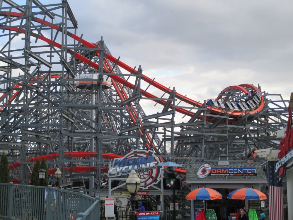 161382152_WickedCycloneEntrance.thumb.jpg.75e10a6dd31d1ac72dc390e2ff73c119.jpg