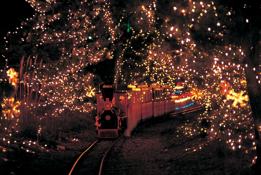1702545614_CH_Park.Candylane.Train.Lights(1).thumb.jpg.80ff0deea64be047a1429ecf7b085e7e.jpg