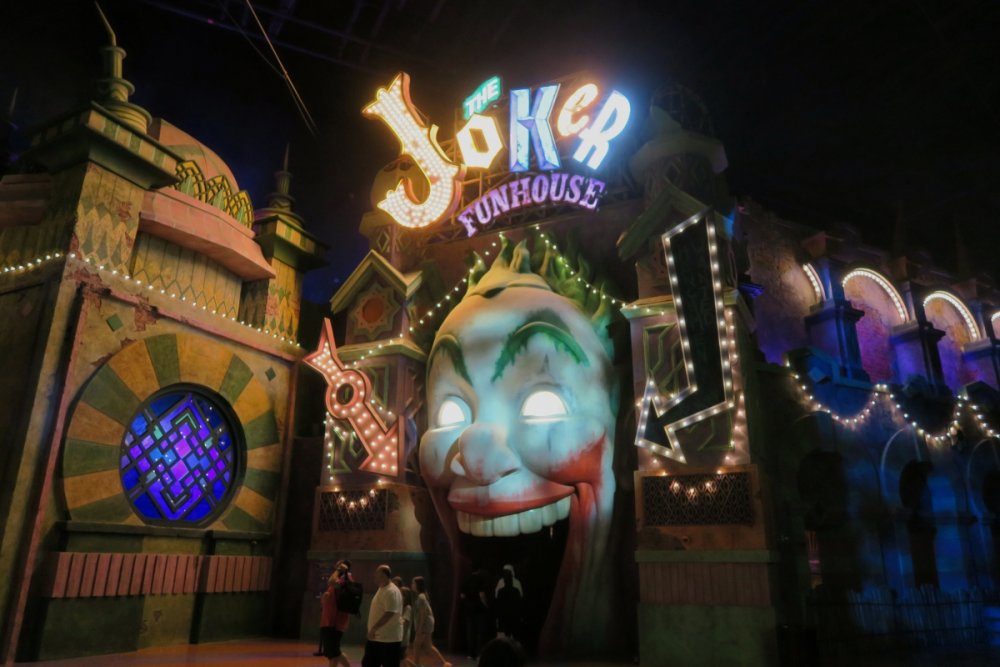 1824233341_JokerFunhouseExterior.thumb.jpg.1566d5b88a0e662cd2e5e33022f3da42.jpg