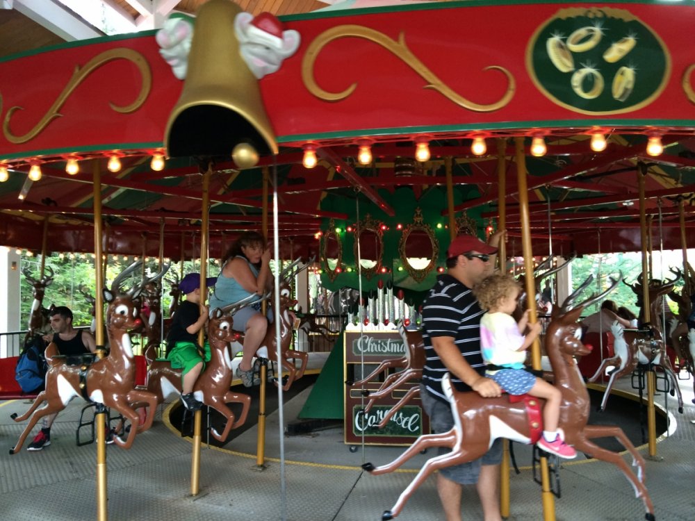 2015807393_ChristmasCarousel.thumb.JPG.26f0e12131731d88f2077e1519777e6e.JPG