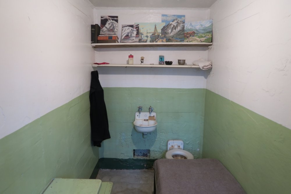 2112849432_AlcatrazCell.thumb.jpg.bc12661320cb8b2847a176584532bc14.jpg