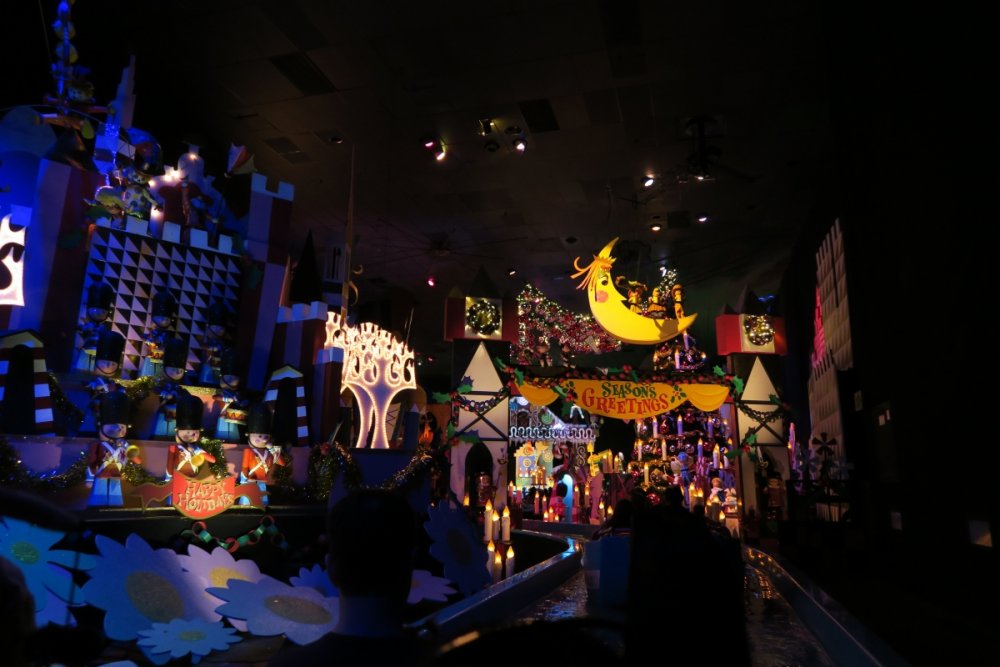 320722592_ItsaSmallWorldHolidayInterior1.thumb.jpg.9d40bb1bbad9ada3e9a24545d599df39.jpg