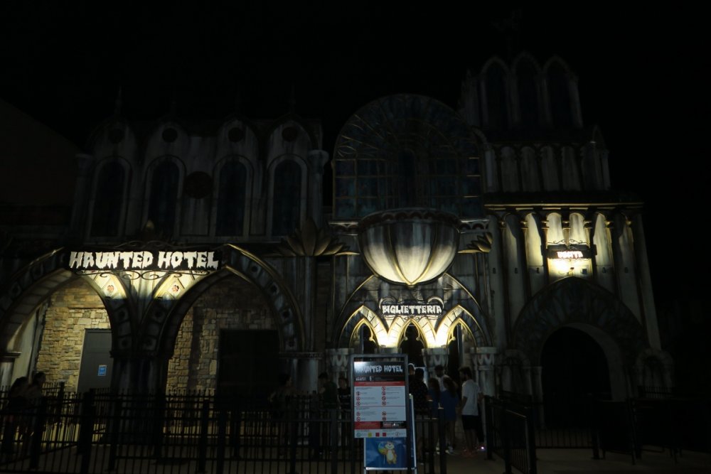 415561125_HauntedHotel.thumb.JPG.20f21b5732949cef92ff4dd1e9b907f9.JPG