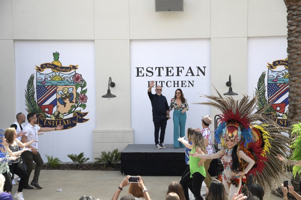 466255484_EmilioandGloriaEstefanJointheCrowdfortheAnnouncementofEstefanKitchenatSunsetWalkatMargaritavilleResortOrlando.thumb.jpg.50633f7b93beaa9445d531e07fd2365d.jpg