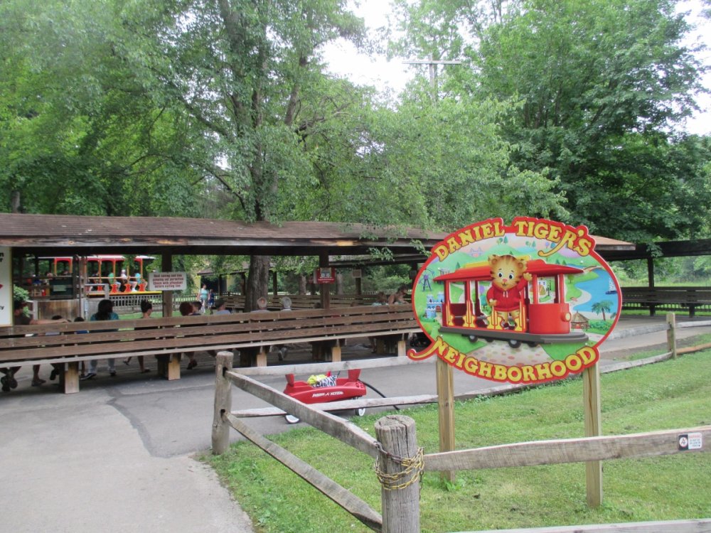 566249904_DanielTigersNeighborhood.thumb.JPG.05191fd6d5df016dc9913a8ea3cebad1.JPG