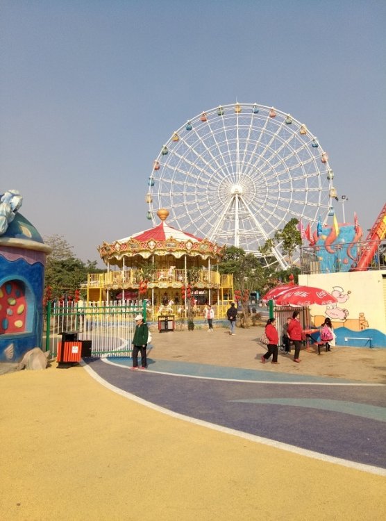 751726878_QueshanParkCarouselandFerrisWheel.thumb.jpg.ba1fb205b661e6abcf425ee954e66038.jpg
