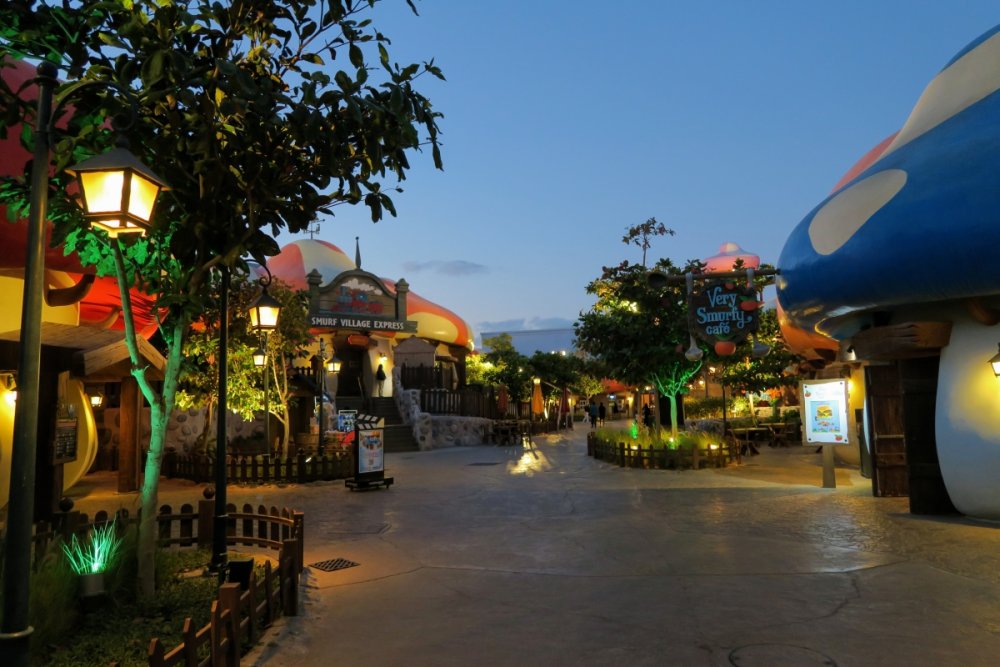 891143657_SmurfsVillage(Night).thumb.jpg.535d5565f79af6efb22c0de60e90c413.jpg