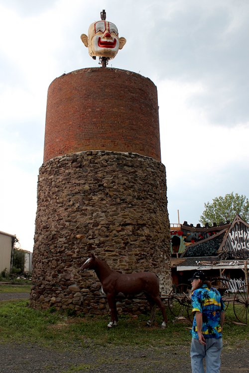 BillClownSilo.thumb.jpg.2f1f42bd22e0c23445f992b0cc1a5714.jpg