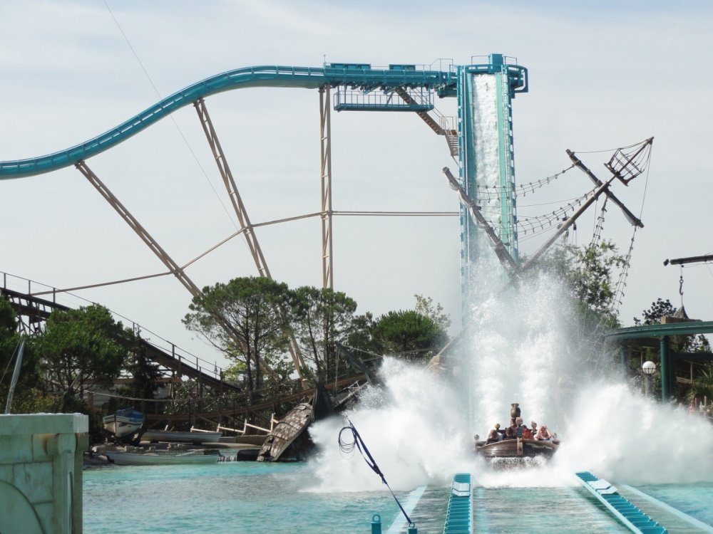 Europa-Park_-_Atlantica_SuperSplash_(13).thumb.JPG.adbfbb803def5b6267da1fd5db600315.JPG