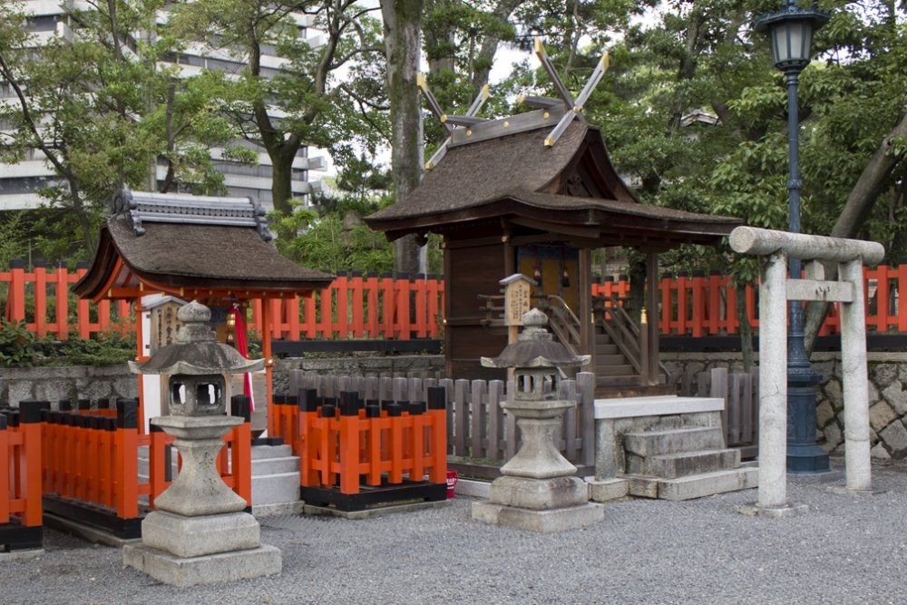 FushimiInariEntSmallShrines1.thumb.jpg.4744f9bad690b09de35a5ce2e10c2862.jpg