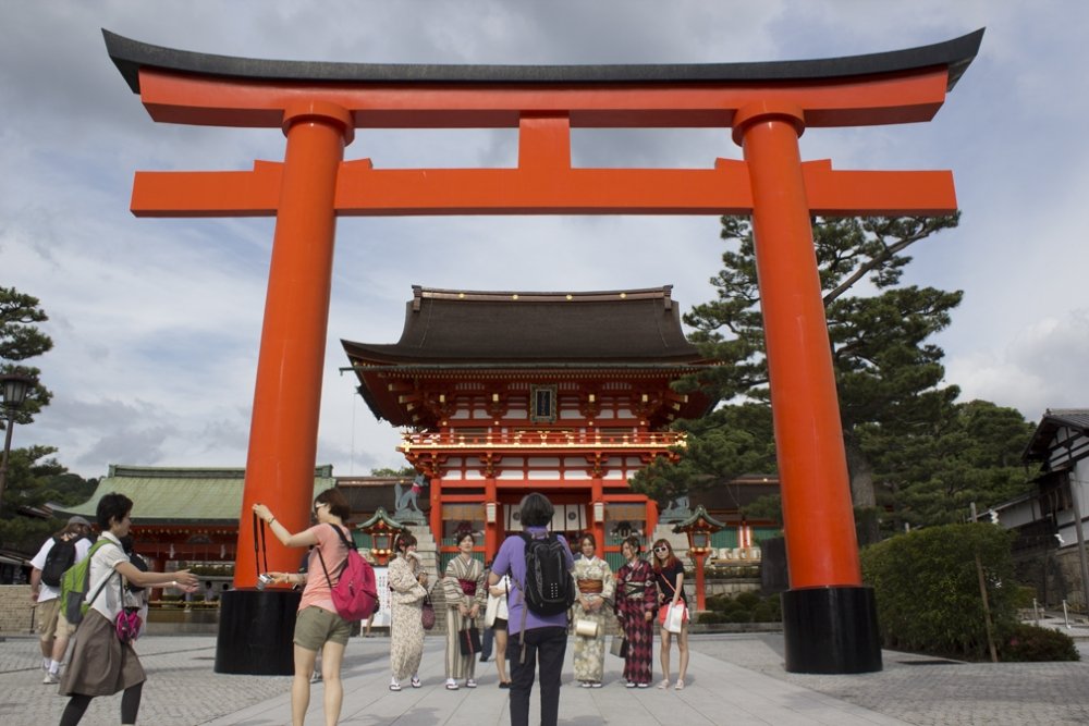 FushimiInariEntrance3.thumb.jpg.c8b459c039ec6f7da825d918733af94e.jpg