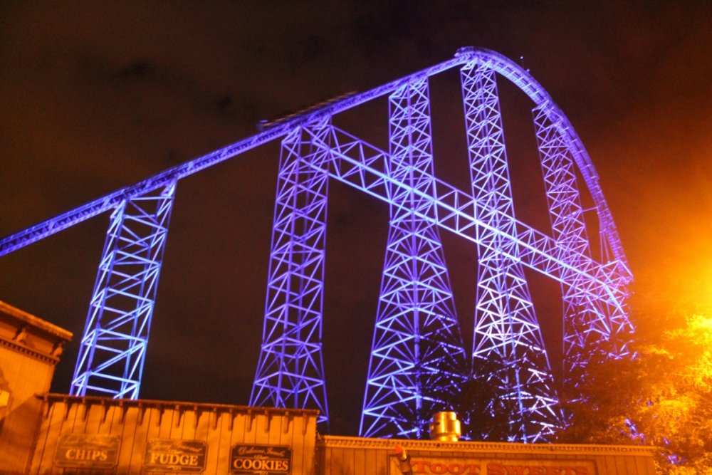 Millennium_Force_lift_hill_at_night.thumb.jpg.c0b810f2d7abf6eaabe045050c31e368.jpg