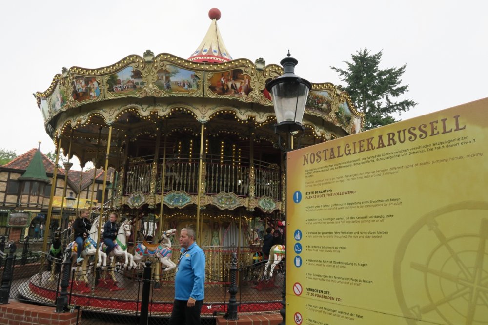 Nostalgiekarussell.thumb.JPG.fd9fab0e40fbed3e3536218d517214a0.JPG