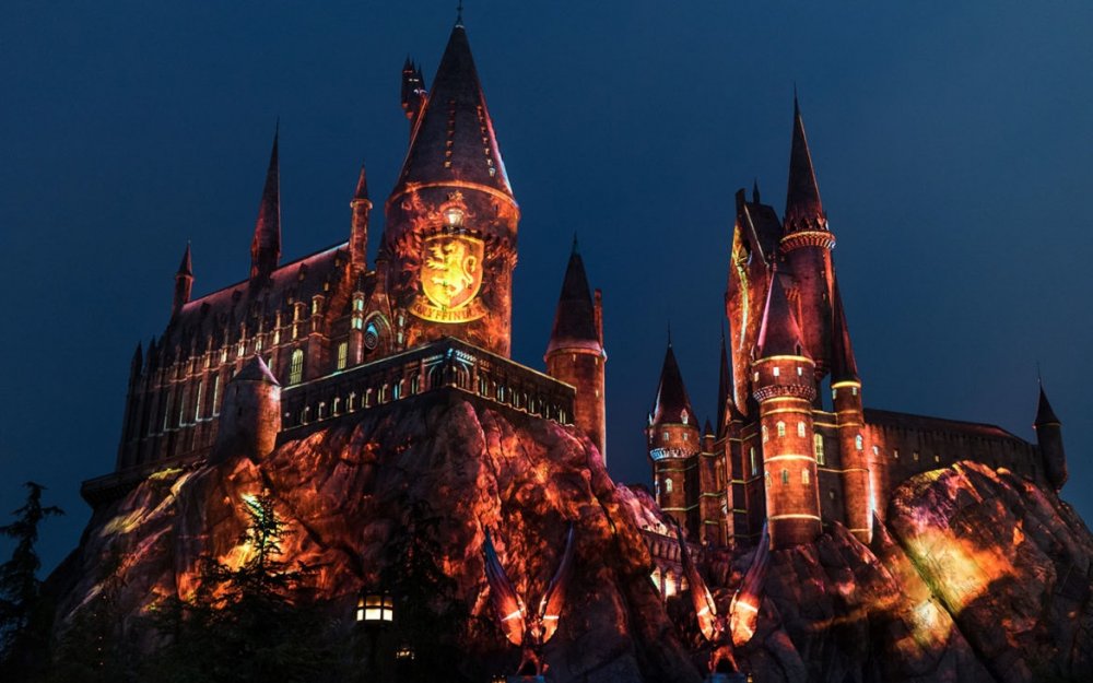 The-Nighttime-Lights-at-Hogwarts-Castle-Gryffindor-1170x731.thumb.jpg.b8f09ebe443079f6a881ab9f6af29b7c.jpg