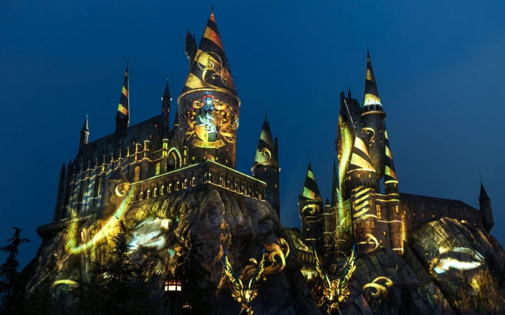 The-Nighttime-Lights-at-Hogwarts-Castle-Hufflepuff-House-1170x731.thumb.jpg.dff3c7082e3b5feca12059b3617789a0.jpg