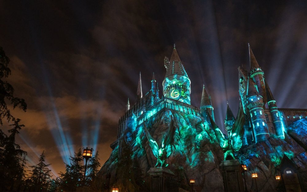 The-Nighttime-Lights-at-Hogwarts-Castle-Slytherin-1170x731.thumb.jpg.b28a601311de33e4fcaa85da90d2a831.jpg