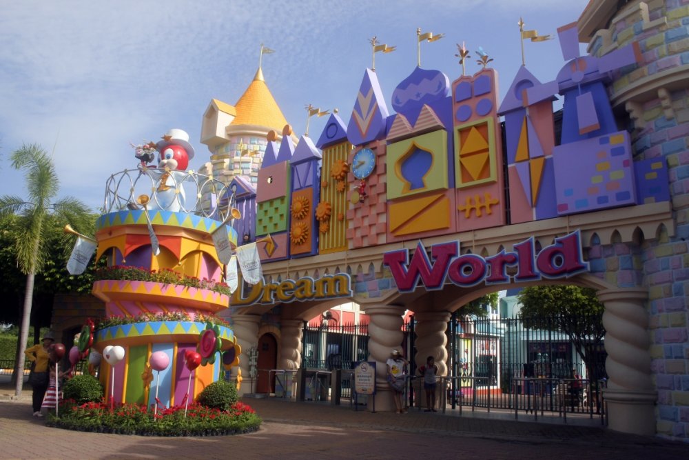 PATHUMTHANI, THAILAND – DEC. 21, 2018: Dream World amusement park near  Bangkok is one of Thailand's famous theme parks. Visitors come to enjoy for  fun Stock Photo - Alamy