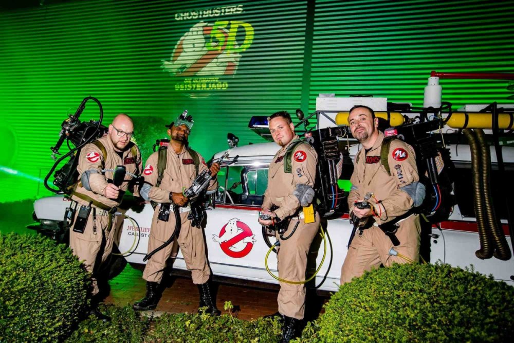csm_Ghostbusters_vor_ECTO1_b7a1d57615.thumb.jpg.007e67e81f4f1c49786b25871dcea6ad.jpg