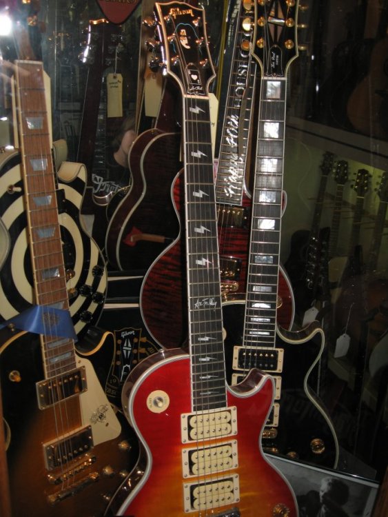 guitars.thumb.jpg.50302c2aa61b68a320f76132745b66d9.jpg