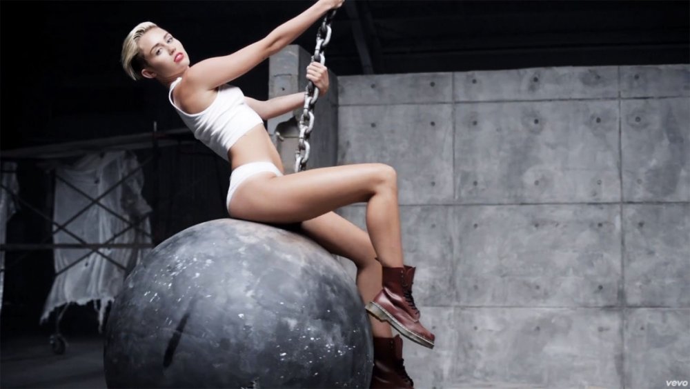 miley_cyrus_wrecking_ball.thumb.jpg.56184fb14b1836eea569193d4ed650e6.jpg