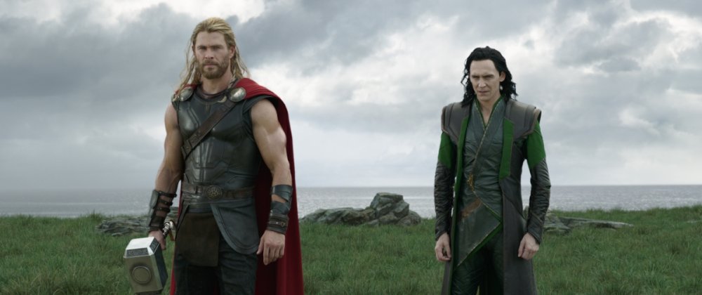 thor-ragnarok-images-chris-hemsworth-tom-hiddleston.thumb.jpg.728c949c7151fcc1efd6c74efa91389a.jpg
