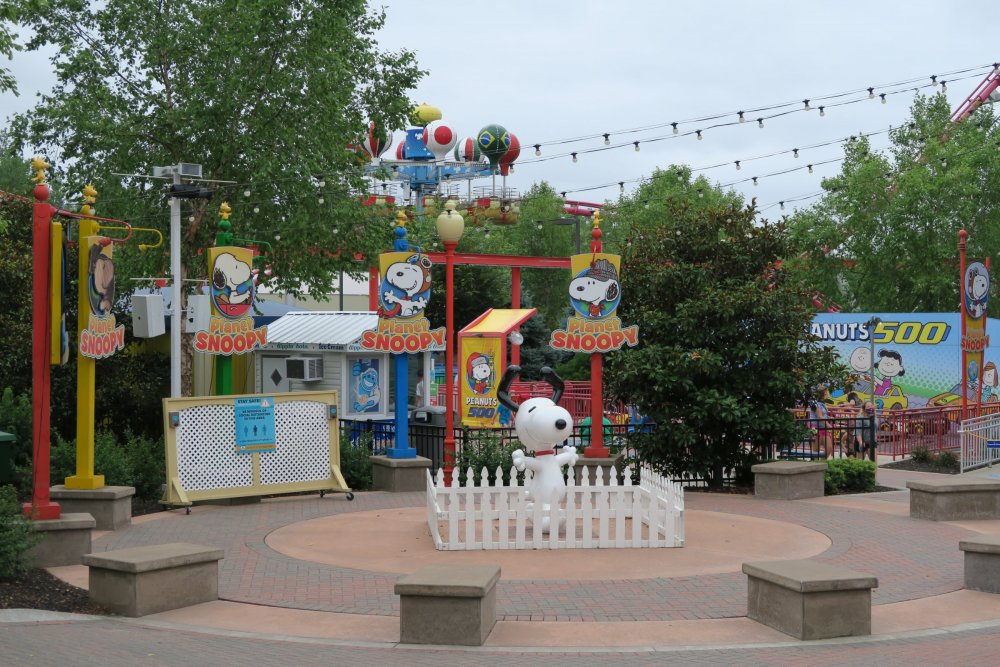 780585891_PlanetSnoopyEntrance.thumb.JPG.e7c1e4d9df5ff6f05eee06b9e868ed96.JPG