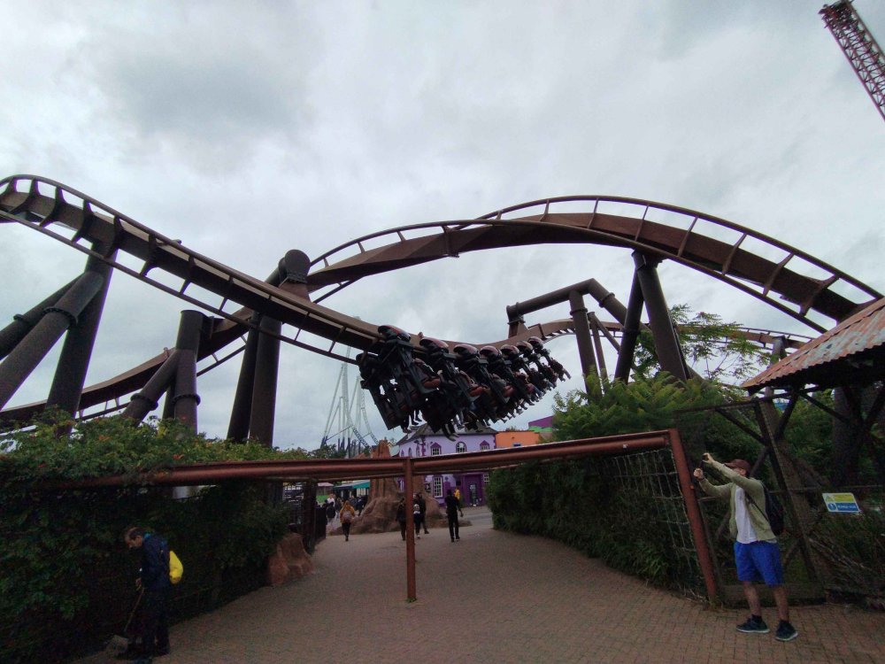 nemesis-train-corkscrew.thumb.jpg.b1a4a115b7ba7b0669eb0925b176c661.jpg