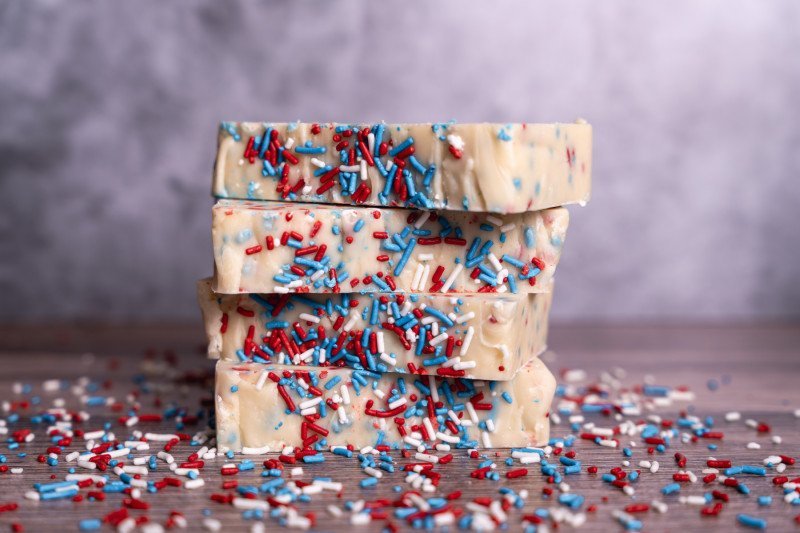 800_26_hp_fb.sweeterie.redwhiteandbluefudge.jpg.1f9ce328e855924ddb7f2330e28141f9.jpg