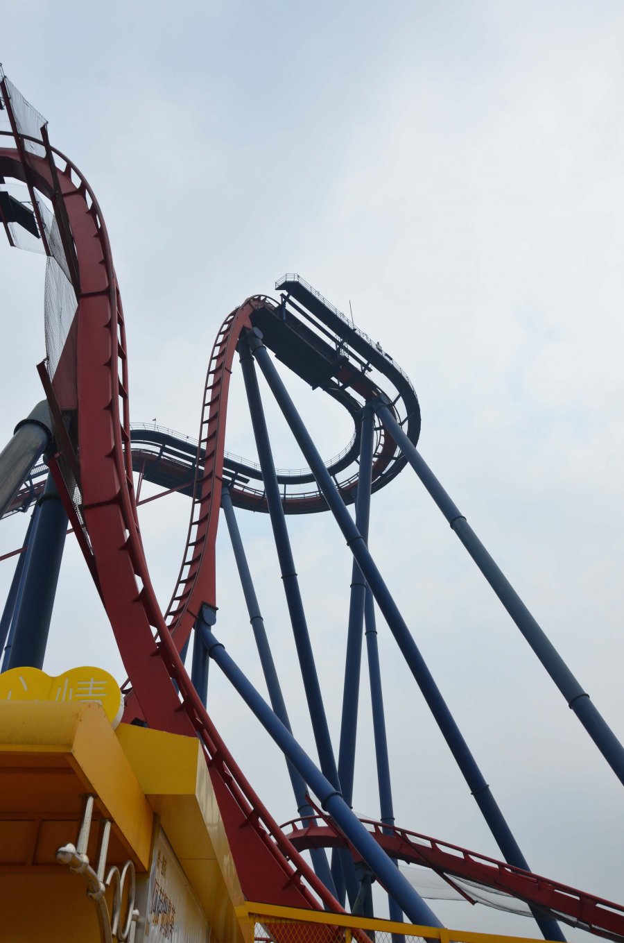 Happy Valley Shanghai - Dive Coaster