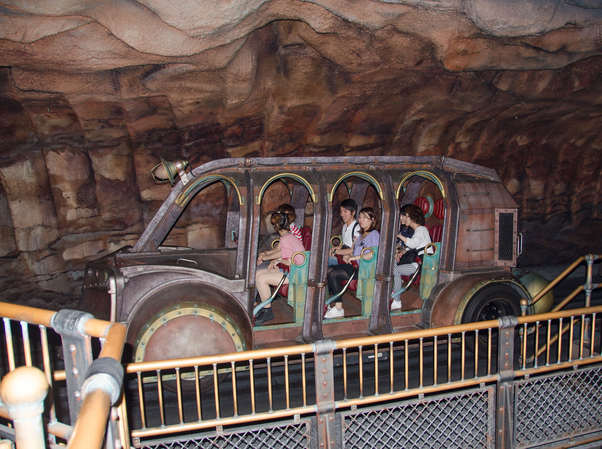 tokyo-disneysea-journey-to-the-center-of-the-earth